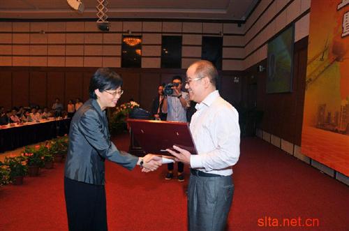 市政协副主席、市科协副主席高小玫向李方舟秘书长授予三星级协会牌匾。